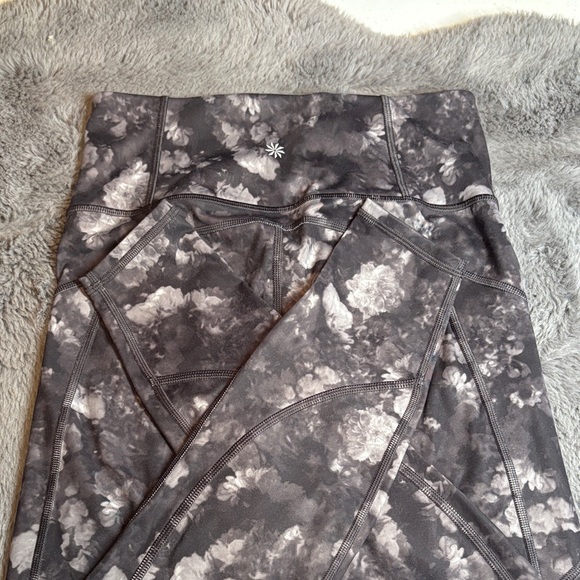 Athleta Black Patterned Leggings with Pockets - Picture 3 of 4